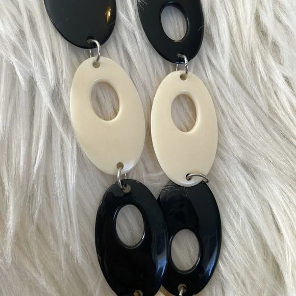 Black and white yin & Yang play dress up statement round beads plastic necklace - Picture 6 of 17